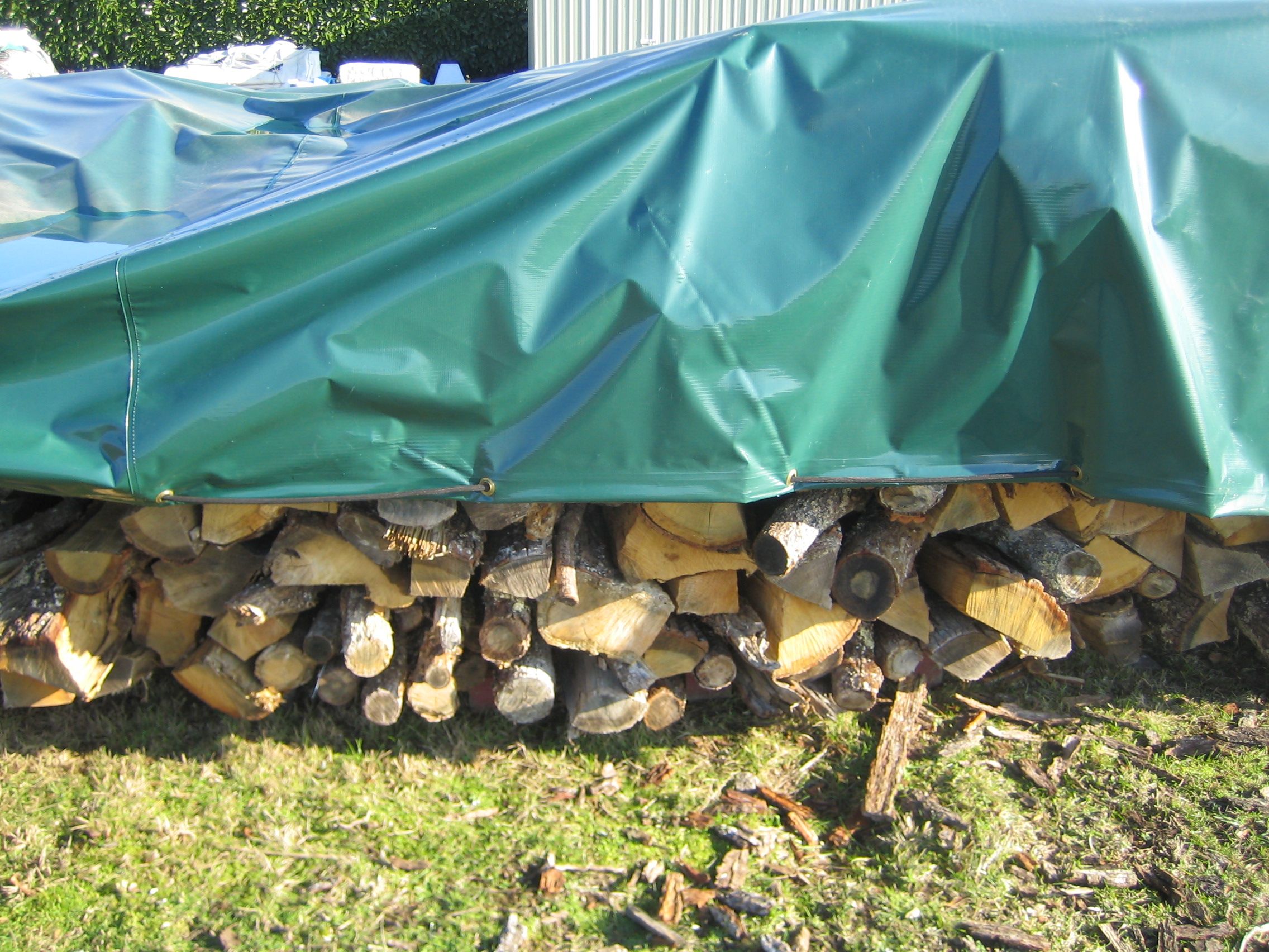Quelle bâche choisir pour couvrir votre bois de chauffage ?